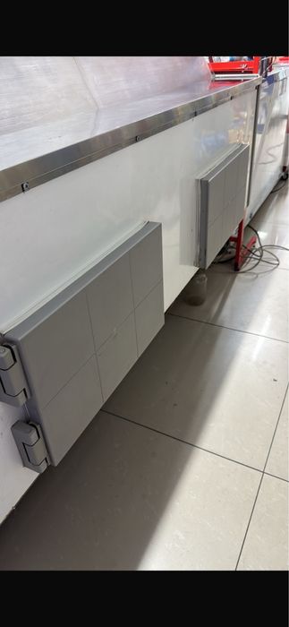 Холодильник для продуктов в магазине