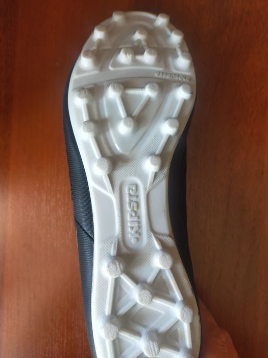 Продам футбольные бутсы