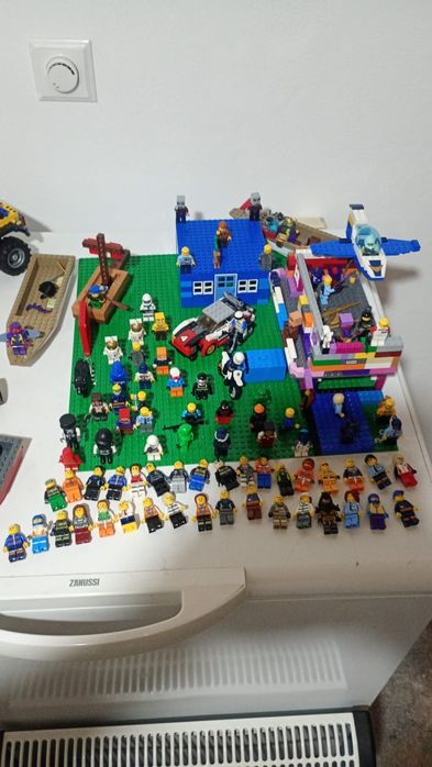 Vând 100 omuleți lego se pot da și separat