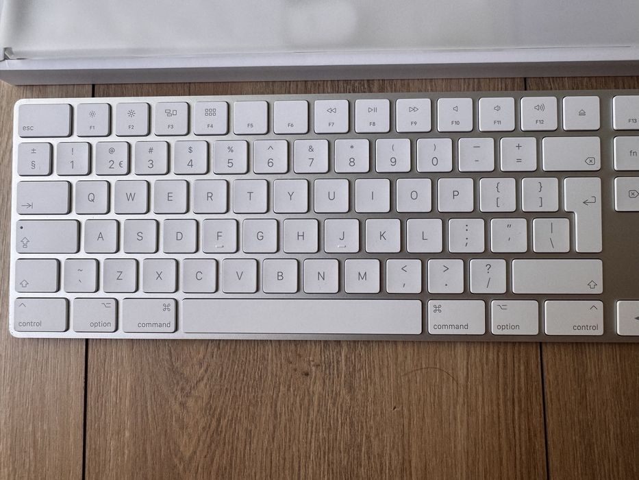 Apple Magic Keyboard cu tastatura numerica, wireless, QWERTY