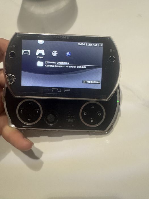 Портативная приставка psp go