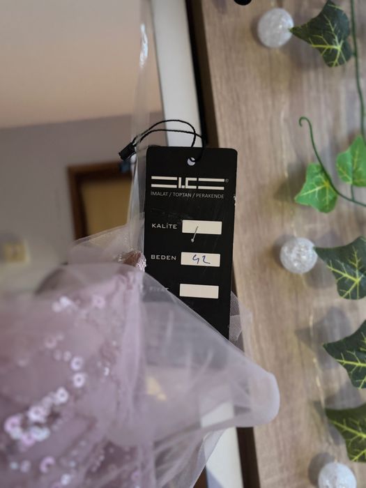 Чисто нова бална рокля