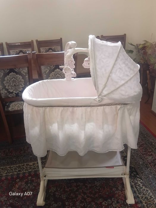 Продается детская люлька-кроватька бренда Fisher-Price