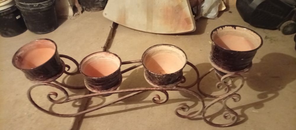 Кованая бронзовая подставка под цветы на 4 вазы.Смотрится великолепно