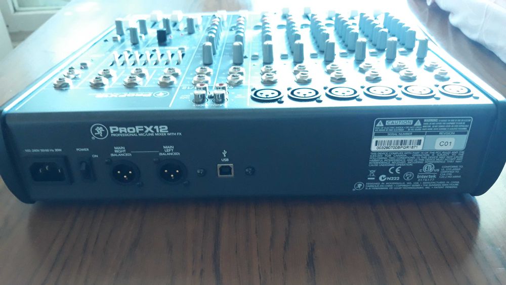 Продавам професионален 12-канален миксер Mackie ProFX12 с USB