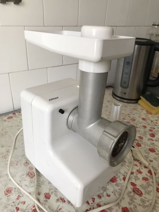 Masina electrica de macinat carne si de facut carnati.