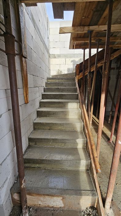 Construim Case la roșu, anexe, garaj, săpături si demolări