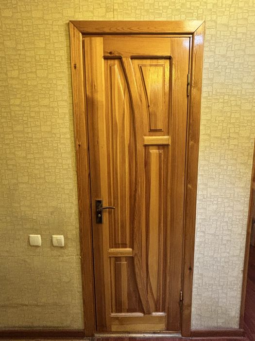 Продаются межкомнатные двери из натурального дерева — 8 шт.