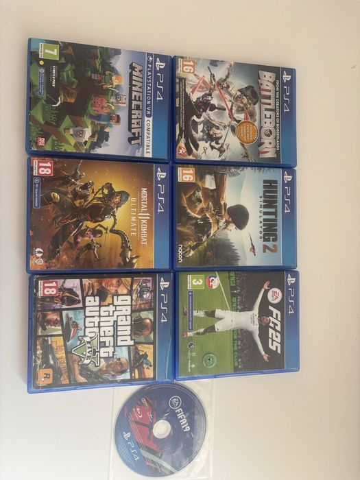 Vand PS 4 Slim cu statie de incarcare, capacitate 1 TB