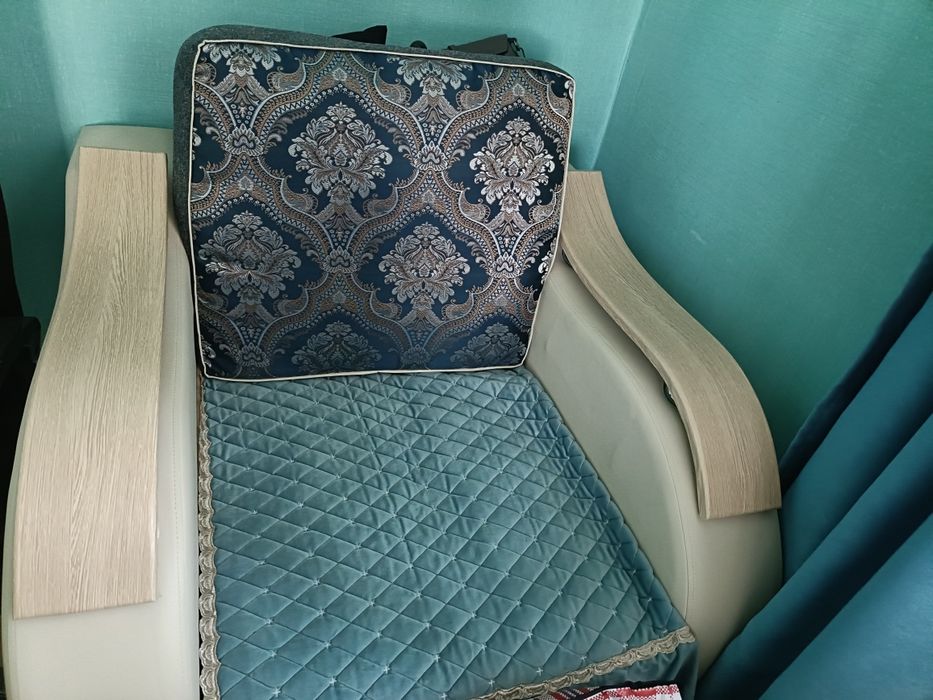 Продам диван с креслом