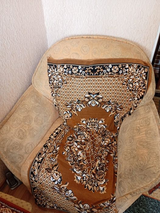 Продам диван с двумя креслами