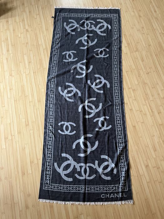 Eșarfa (șal) Chanel , impecabil , cașmir și mătase