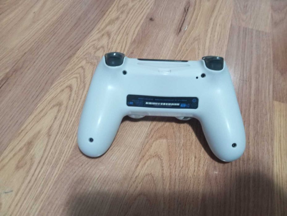 Ps 4 slim с 5 игри и джойстик