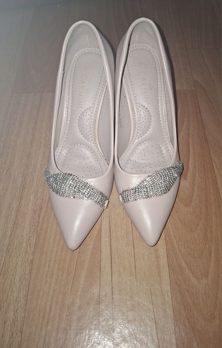 Туфли бежевого цвета со стразами