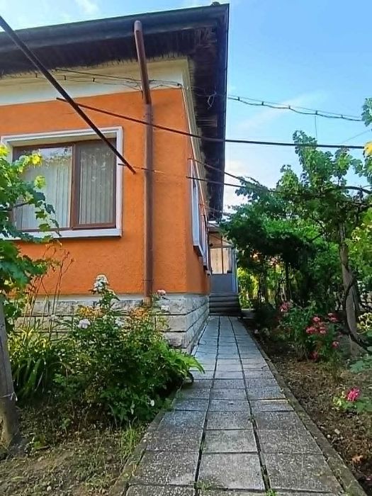 Къща с гараж и допълнителна постройка в гр.Бяла Слатина, обл. Враца