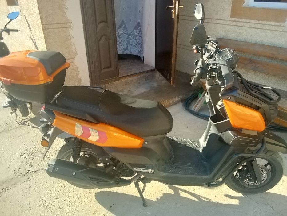 Зудлик Билан сотилади танк скутери  10000 км юриган