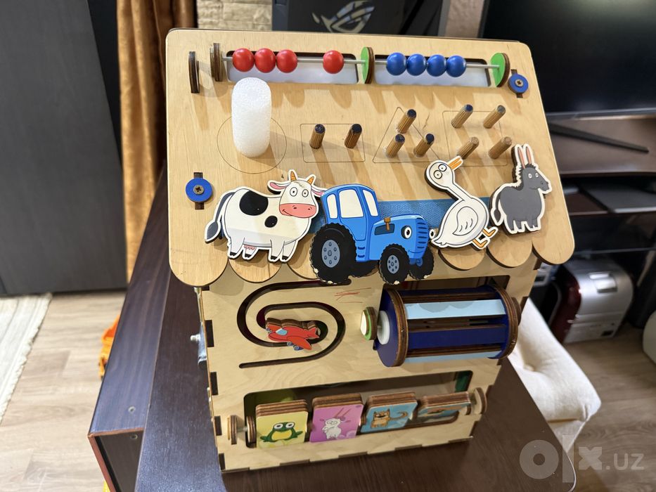 * развивающий бизидом от BusyToys для развития моторики ребенка