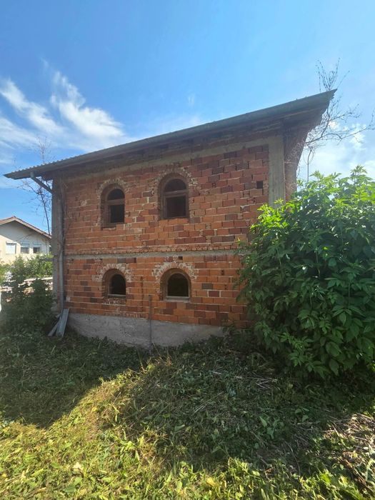 Просторна,масивна  къща с.Раненци обл.Кюстендил