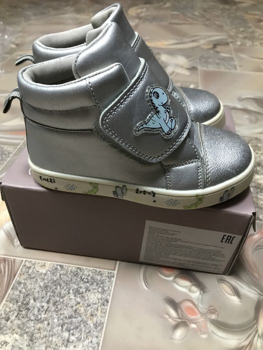 Продам детские ботинки