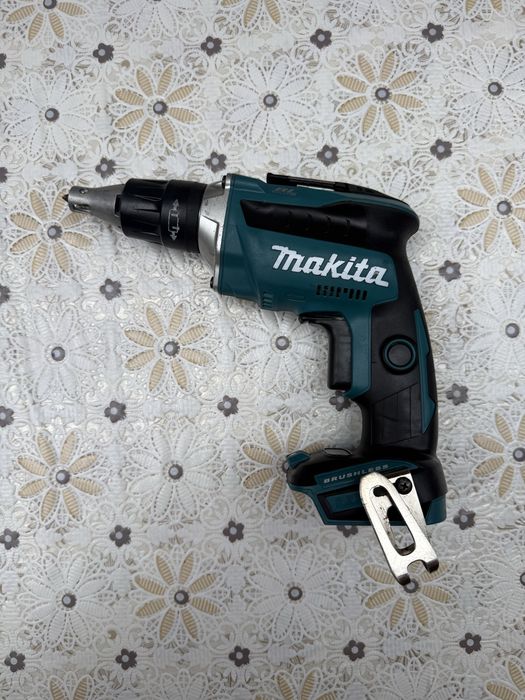 Акумулаторен безчетков винтоверт за гипсокартон Makita DFS452 18V