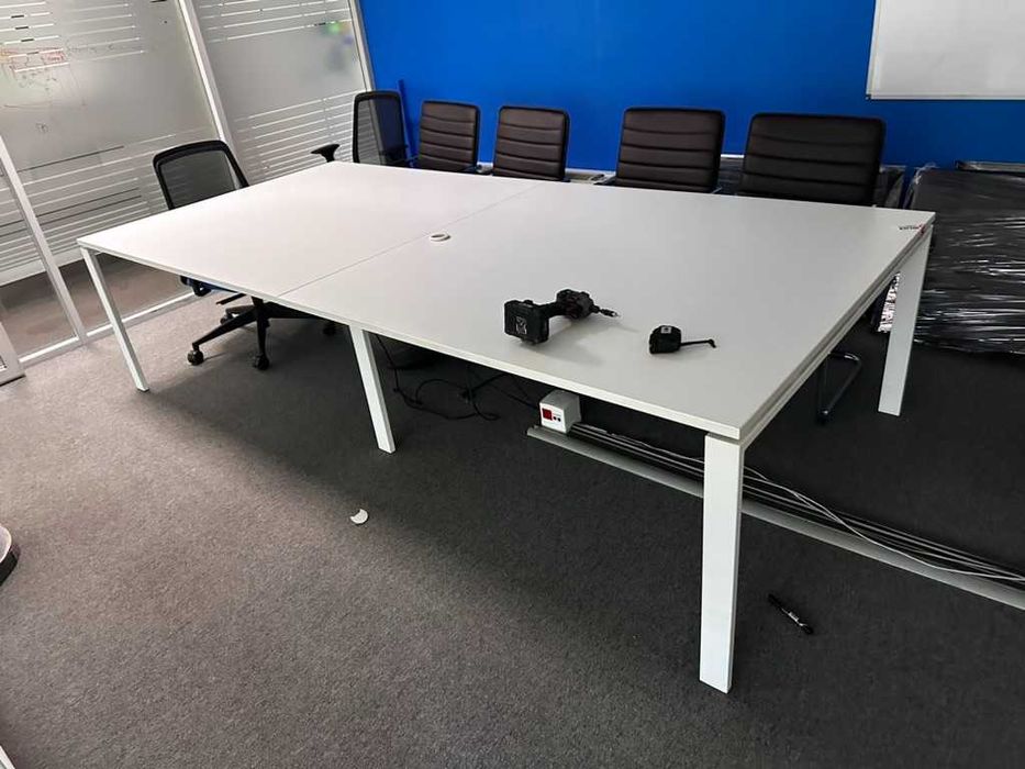 Заседателна маса с метална основа – 300×140×75 см