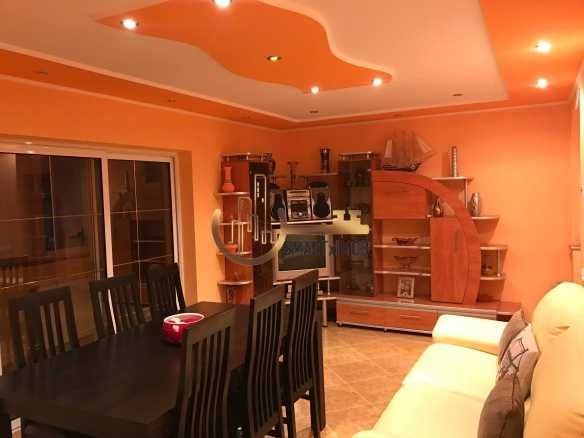 Etaj 1 - Vanzare apartament 4 camere  CFR Targoviste