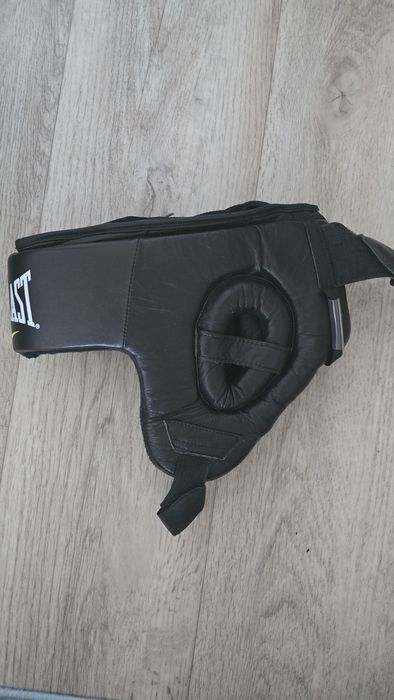 Продам Боксёрский шлем , перчатки и бинт (Б/у)