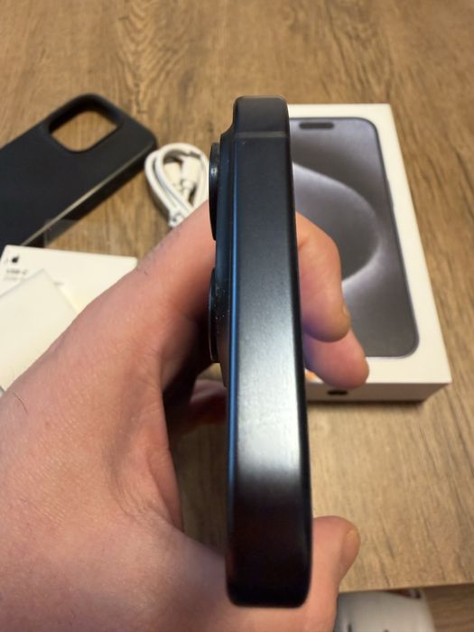 Iphone 15 Pro impecabil cu husa si incarcaror