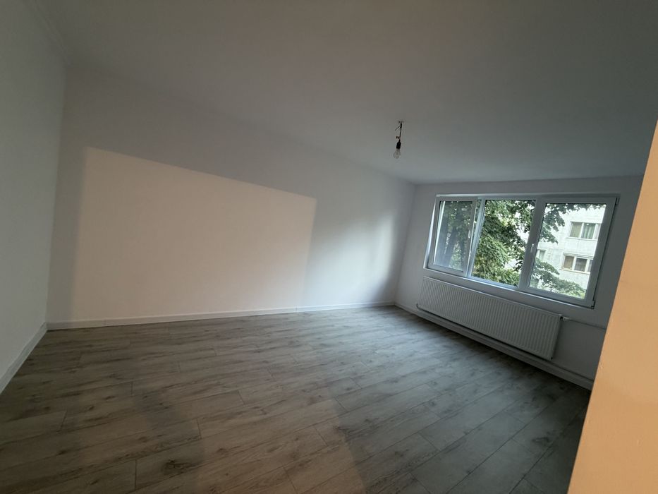 Apartament decomandat 3 camere .  Apartamentul are centrala de bloc ( centrala pe scara )