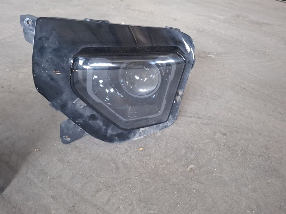 Far stanga și dreapta Dacia Spring facelift după 2024