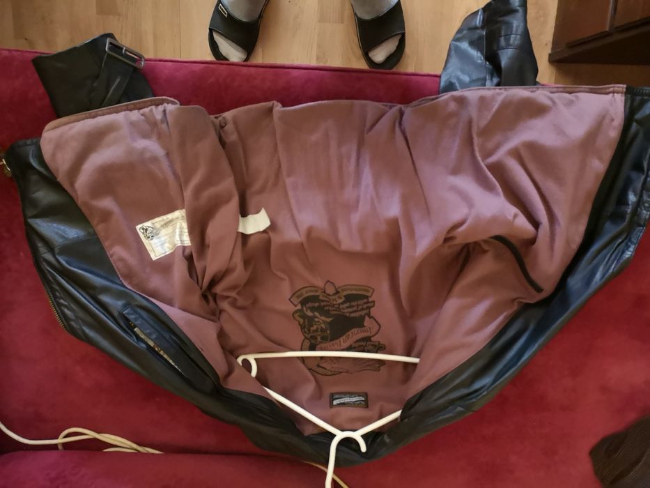 Geaca de piele model aviator.