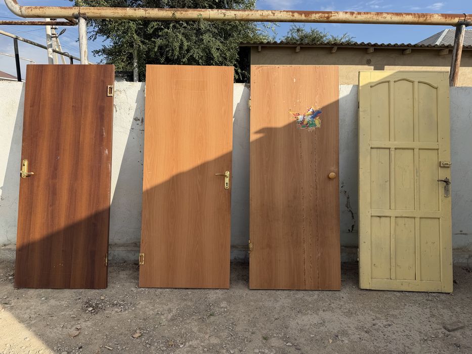 Есік сатылады. 60*80 өлшемдегі. Топса, ручкасымен