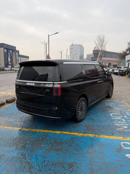 Zeekr 009. LI 9. Denza N9. Zeekr 9X. Minivenlar o'rniga varyant.