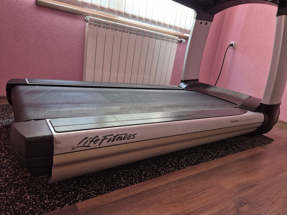 Професионална бягаща пътека Life Fitness 95T