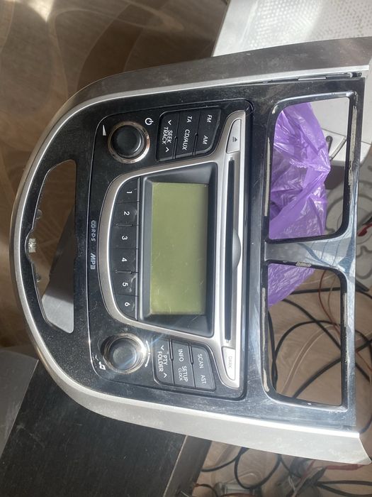 Продам машнитолу от киа с облицовкой