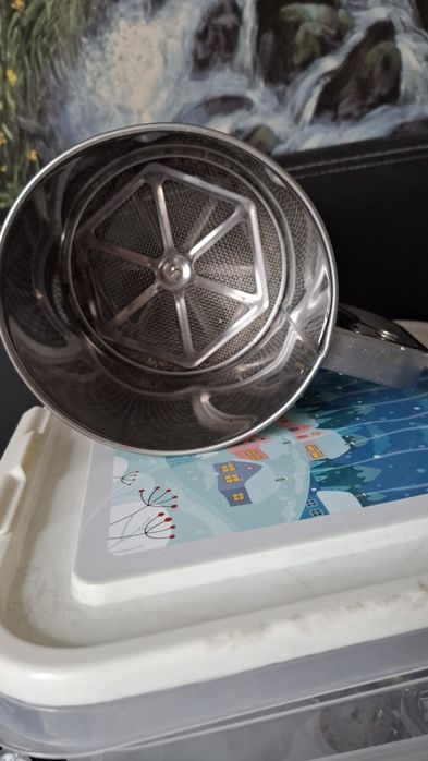 Продам кружку- сито для муки б/у