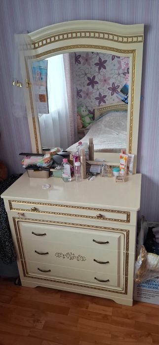 Продам спальный гарнитур