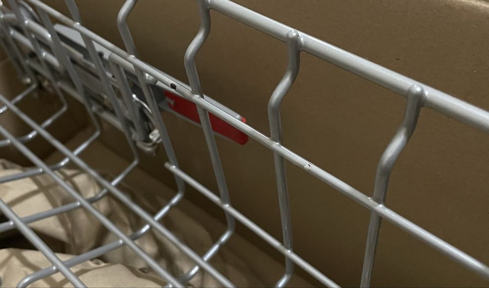 Горна кошница рафт чекмедже  от съдомиялна Bosch поставка за чаши Бош