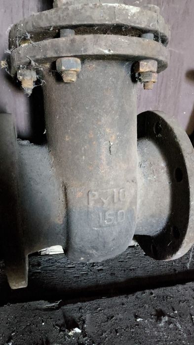 Продам задвижки чугунные