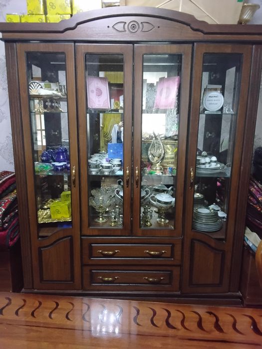 Mebel zalga stenga. Stol stul