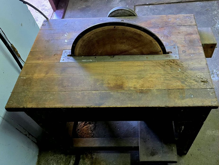 Circular de masă pentru lemn, motor trifazat 380V, masă robustă