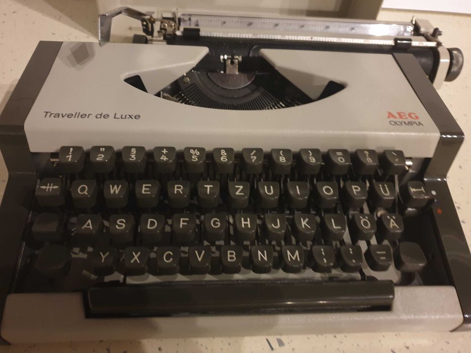 Mașină de Scris Vintage AEG Olympia Traveller de Luxe