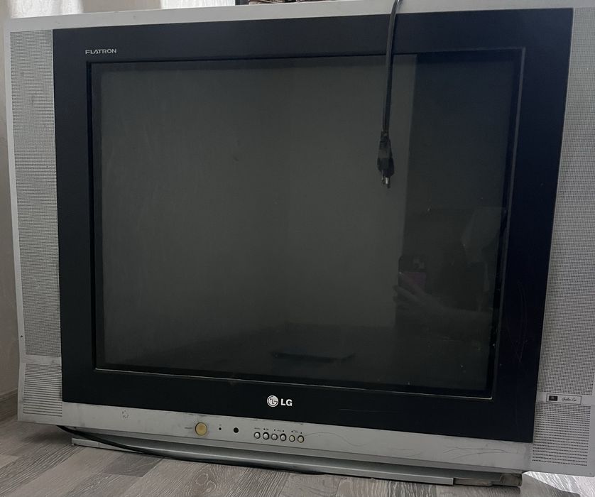 Телевизор LG старый . Рабочее состояние