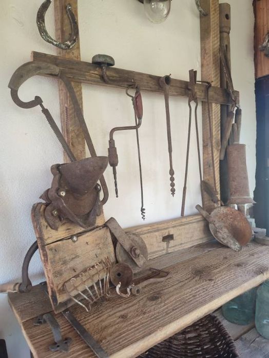 Mobilier rustic și ustensile vechi.