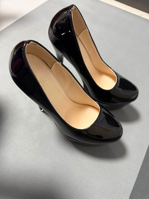 Женские туфли на шпильке