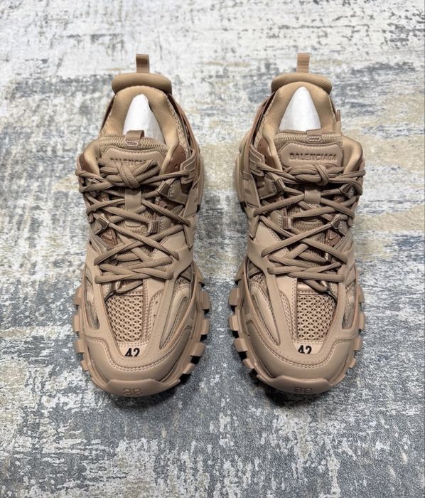 Balenciaga track bej