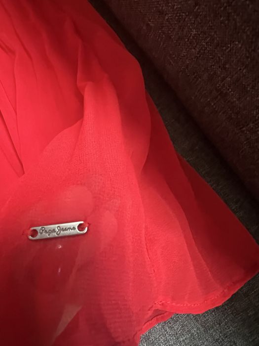 Червена рокля на Pepe Jeans за празниците