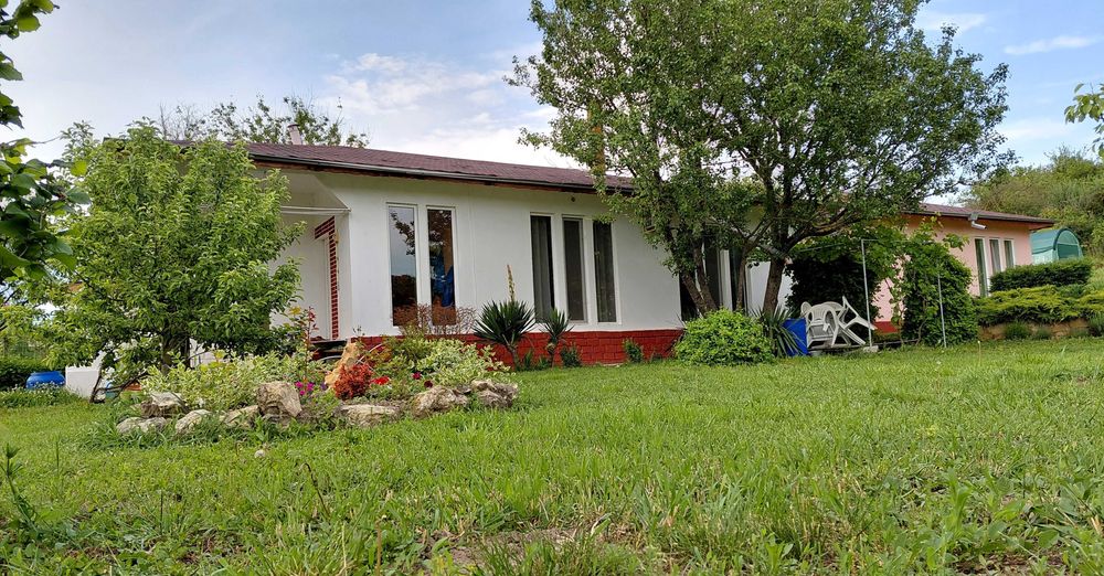 Имот с.Одринци - 2 къщи и парцел 1400 кв