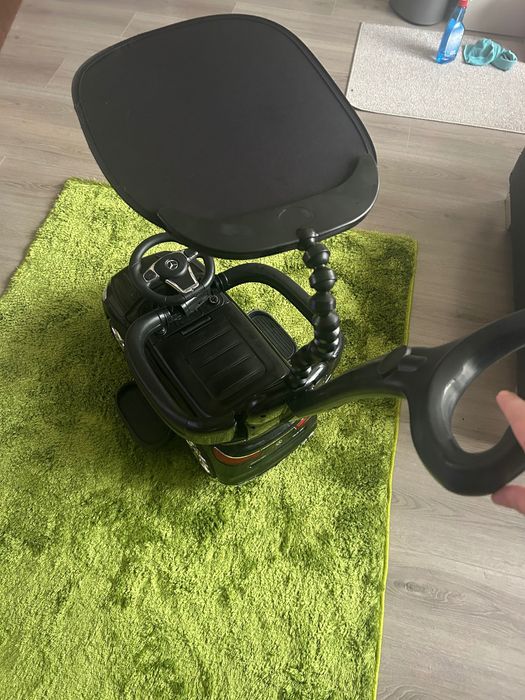 Черна кола за бутане с родителски контрол