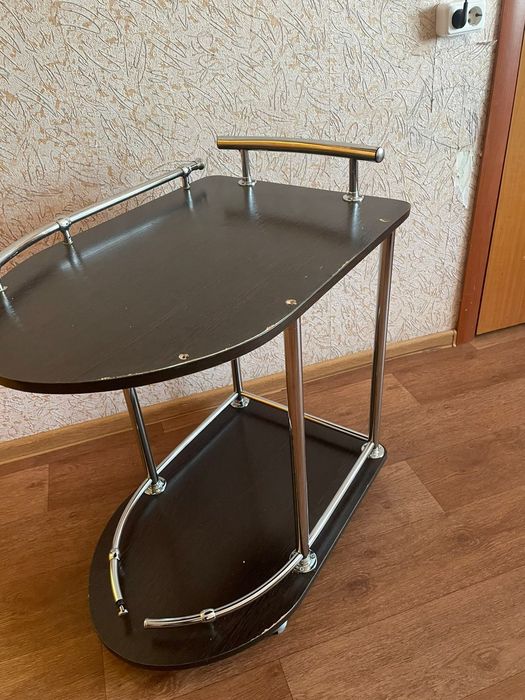 Продаю столик на колесиках